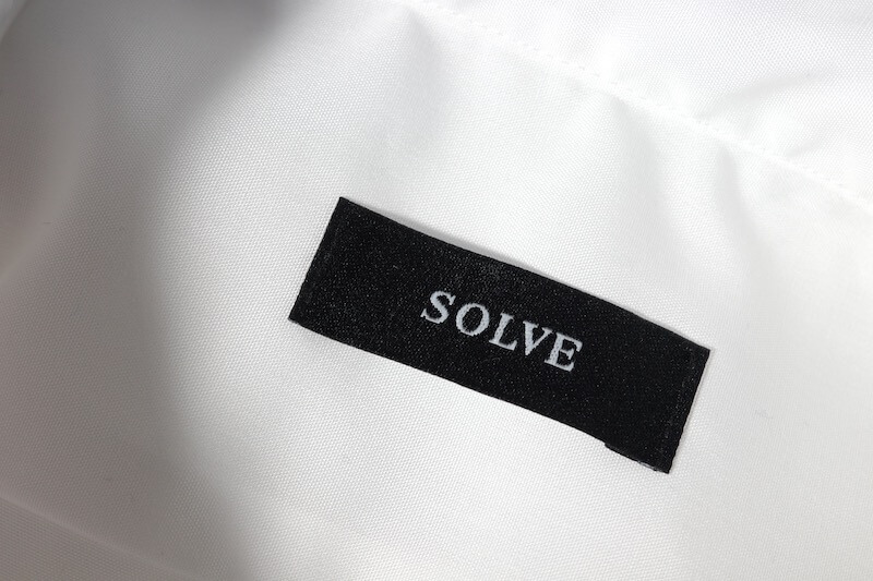 SOLVEのブランドロゴ（製品タグより）